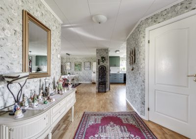 Vy från entréhall mot kök och vardagsrum