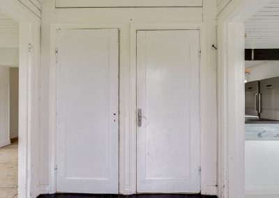 Entréhall med dörrar till källarplan & övre plan